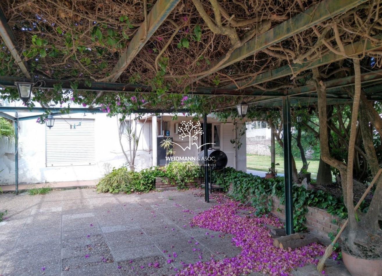 Gran predio con casa y quincho, salida a 3 calles, Santo Tome