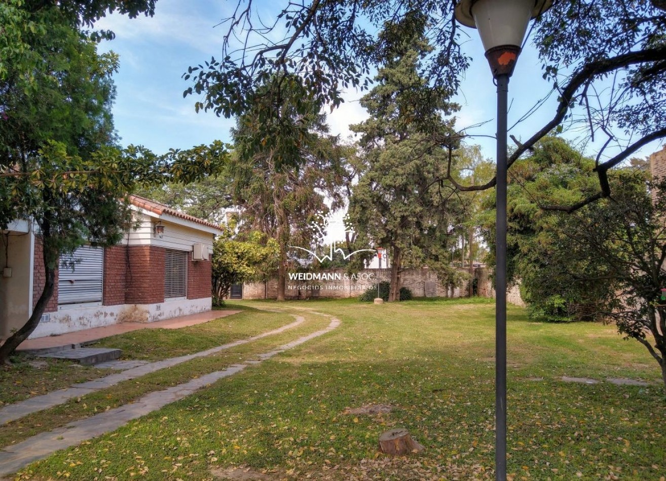 Gran predio con casa y quincho, salida a 3 calles, Santo Tome