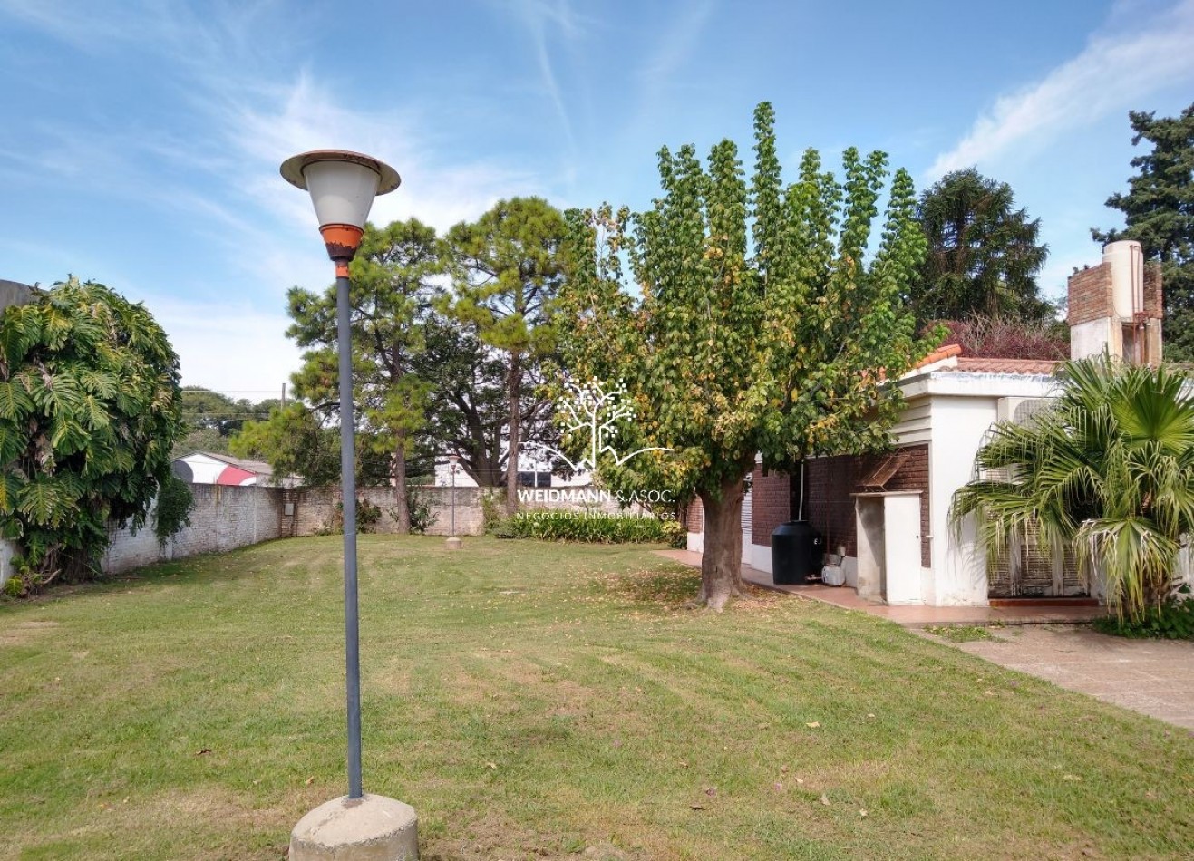 Gran predio con casa y quincho, salida a 3 calles, Santo Tome