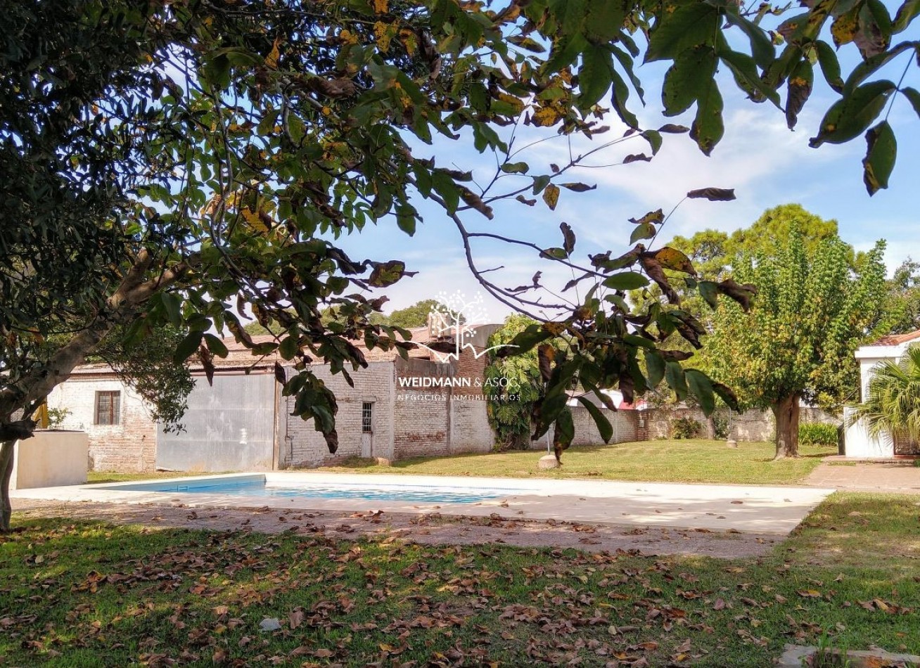 Gran predio con casa y quincho, salida a 3 calles, Santo Tome
