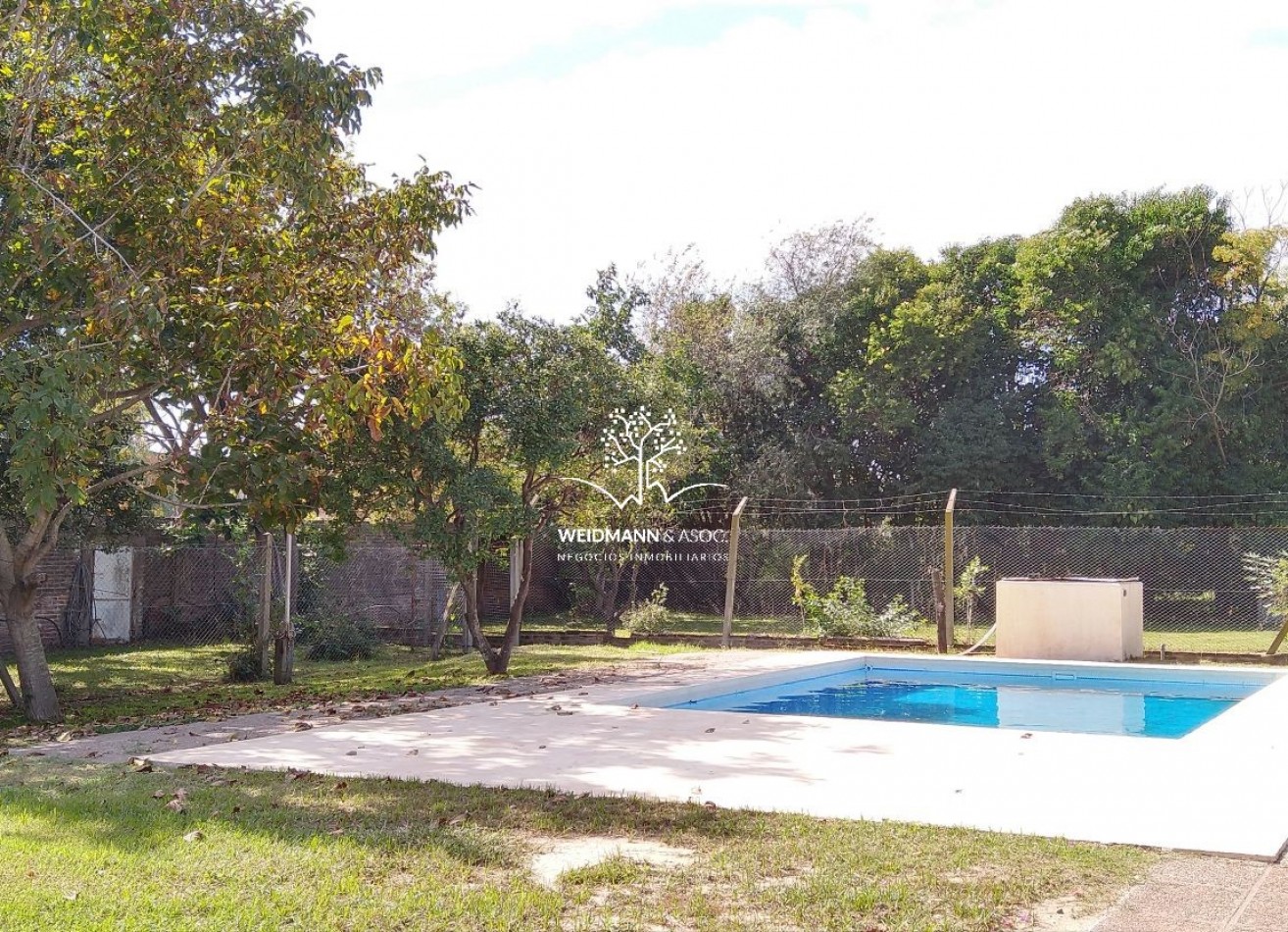 Gran predio con casa y quincho, salida a 3 calles, Santo Tome
