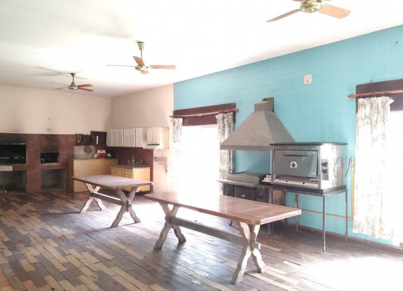 Gran predio con casa y quincho, salida a 3 calles, Santo Tome