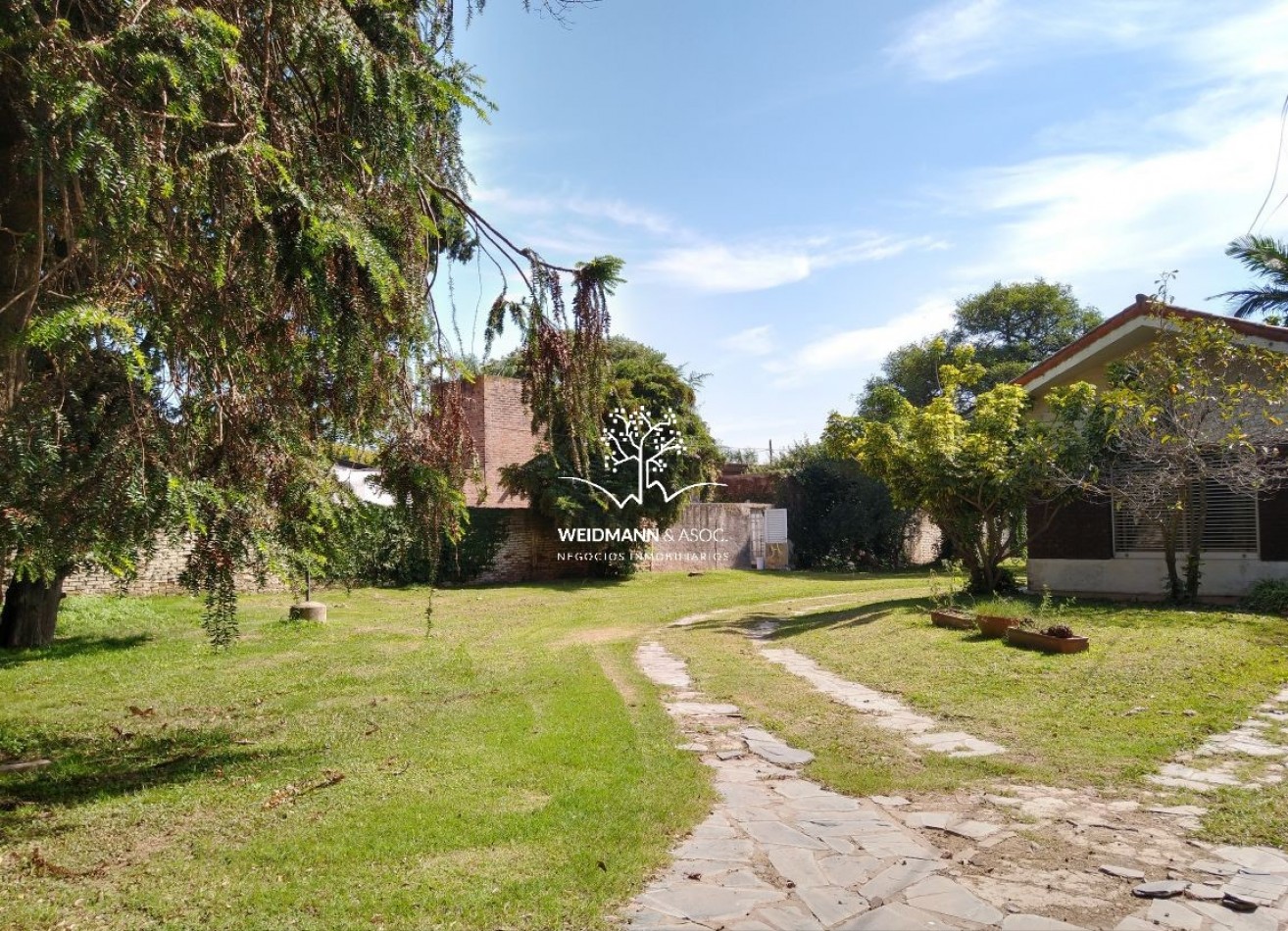 Gran predio con casa y quincho, salida a 3 calles, Santo Tome