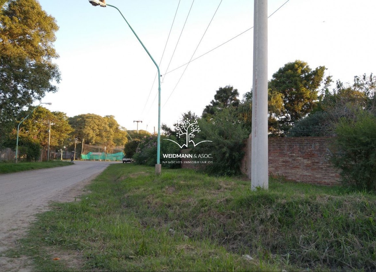 Gran predio con casa y quincho, salida a 3 calles, Santo Tome