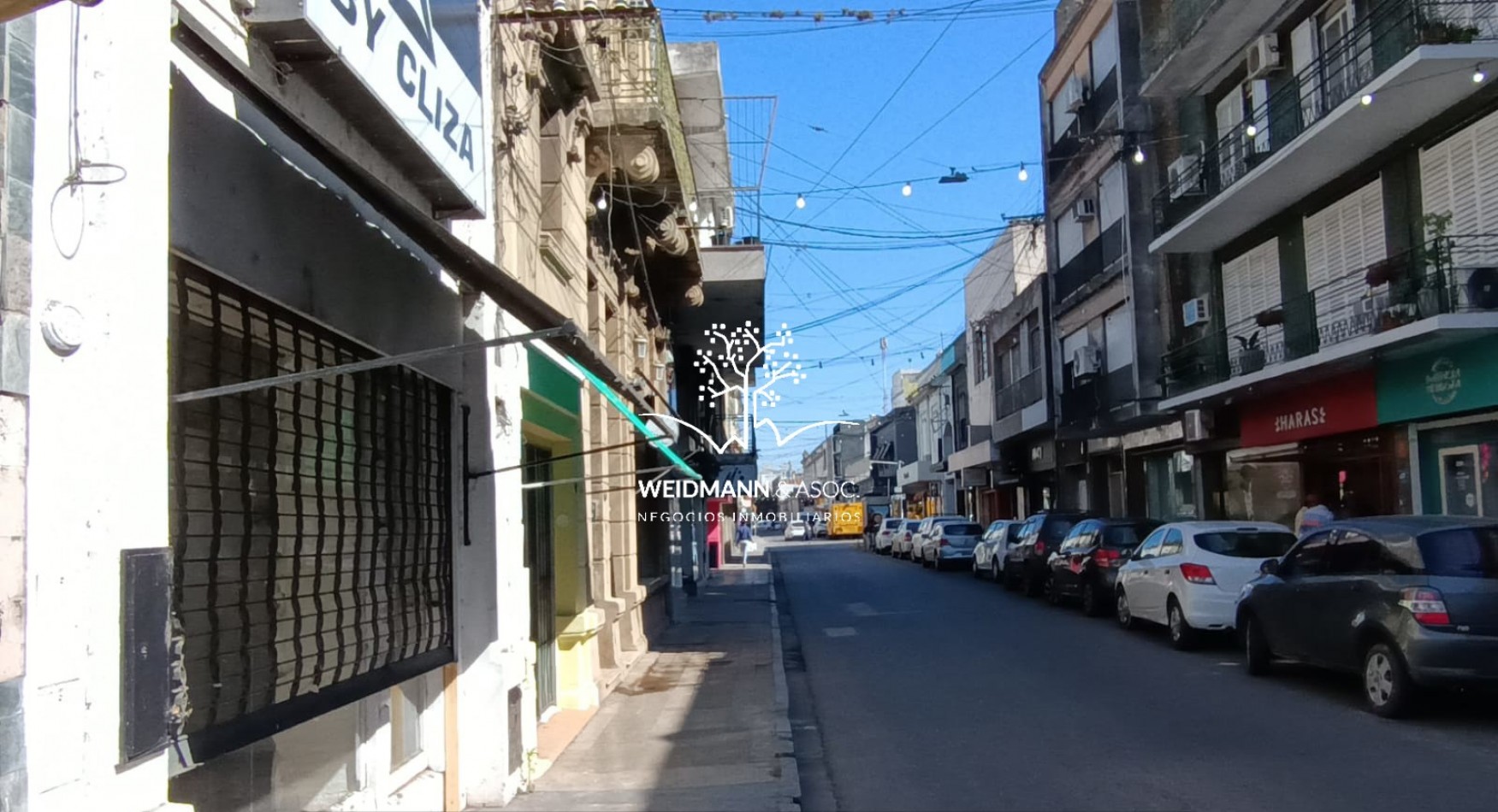 Casa centrica con 2 LOCALES COMERCIALES en venta, a media cuadra de la peatonal. Ideal p/inversion.